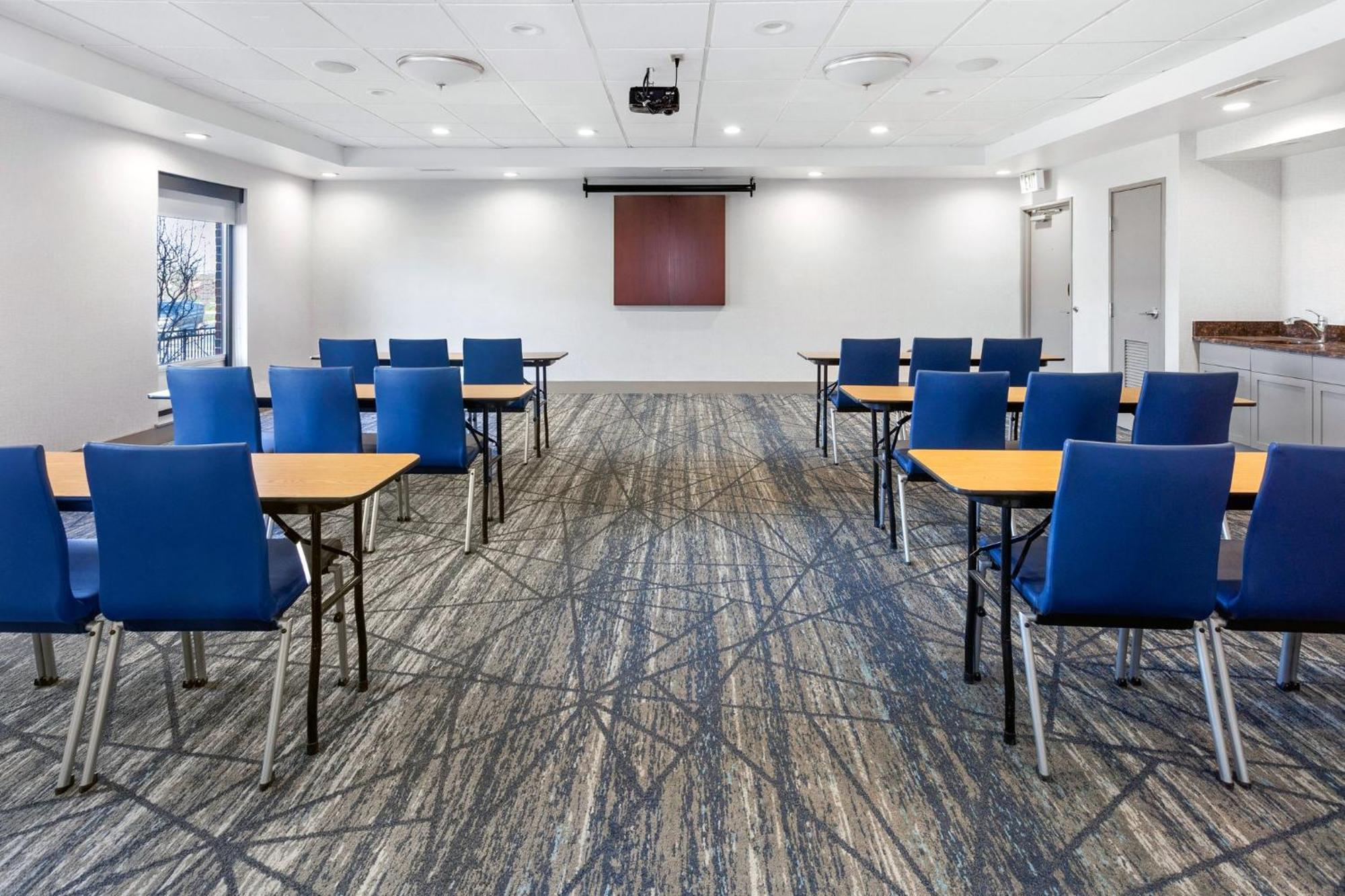 Holiday Inn Express Hotel & Suites Chicago-Algonquin By Ihg Exterior photo
